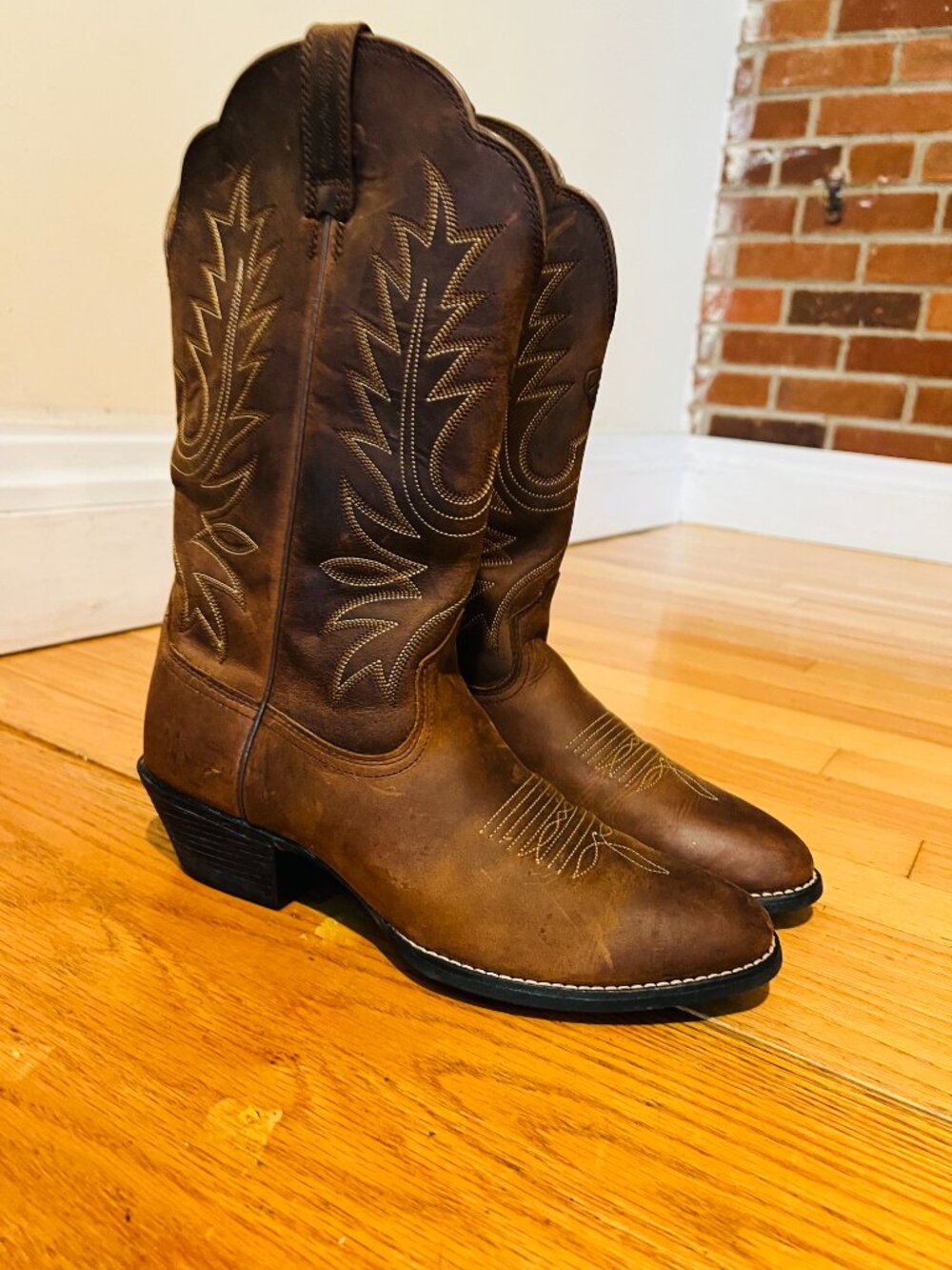 Ariat Women's Heritage Western R-Toe Boots in distressed brown leather SIze 7.5